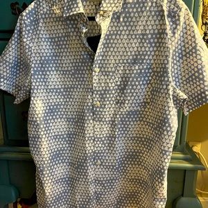 Men’s Ted Baker responsibly sourced cotton short sleeve shirt.
